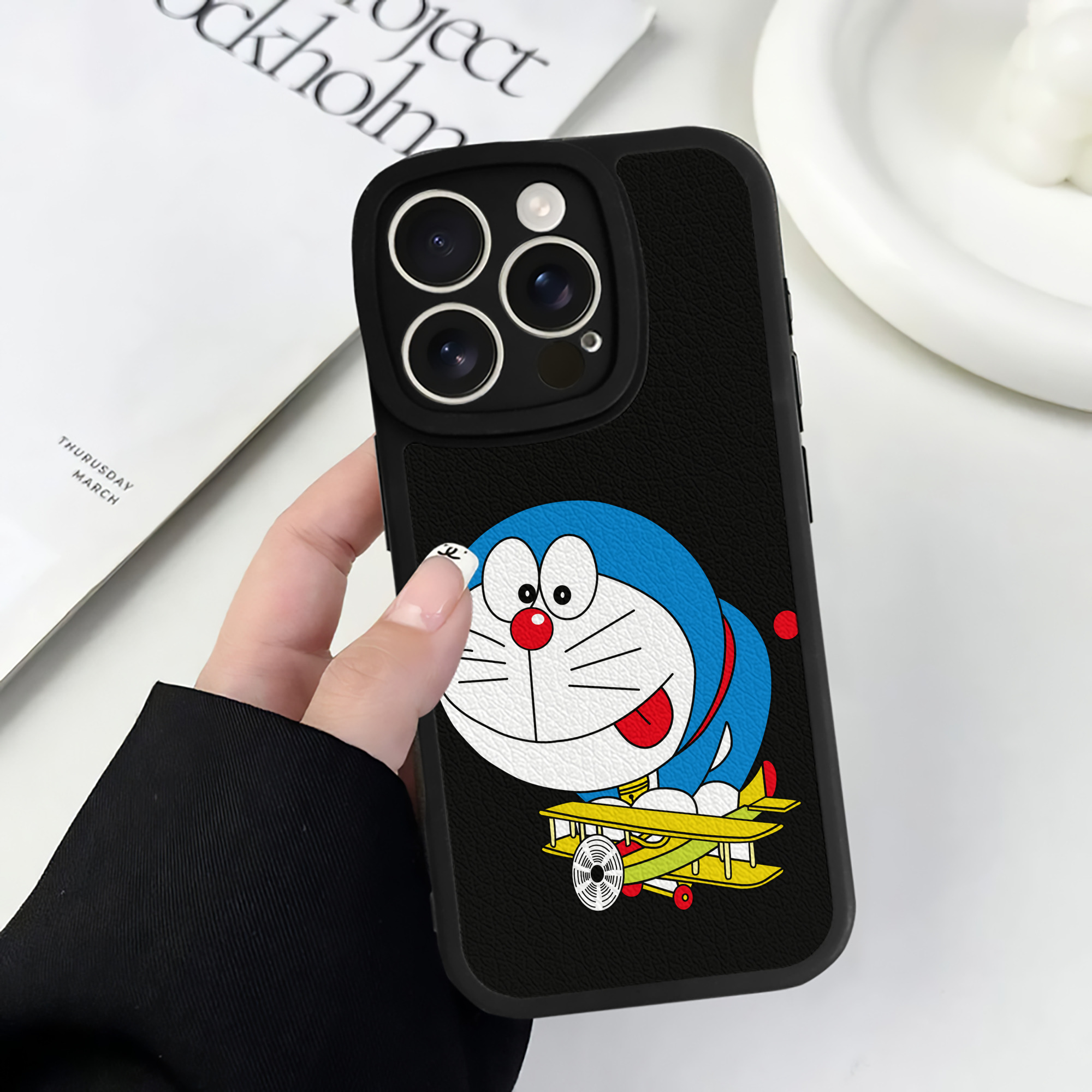 （画像用） ドラえもん Doraemon 【iPhone 16シリーズ対応】シリコンスマホケース（レザー調） 材質：シリコン
